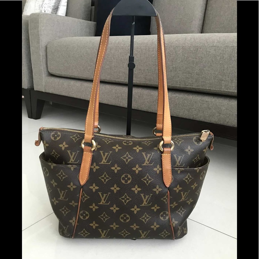 💕LOUIS VUITTON 💕
Monogram Totally PM
